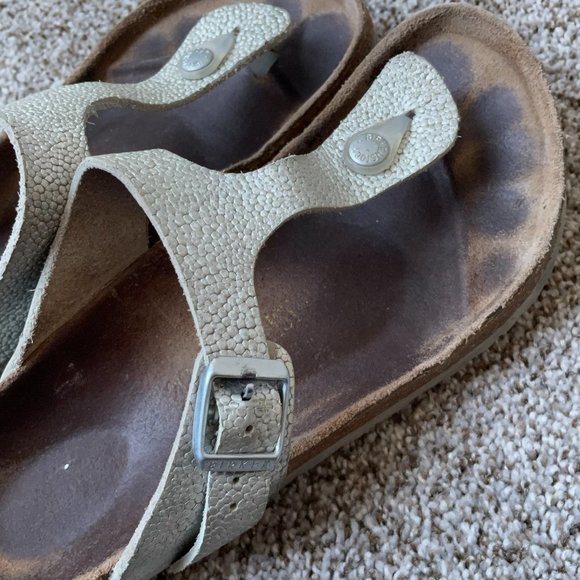 Birkenstock | Pebbled Silver Gizeh Sandal - Size 39 - Picture 13 of 15